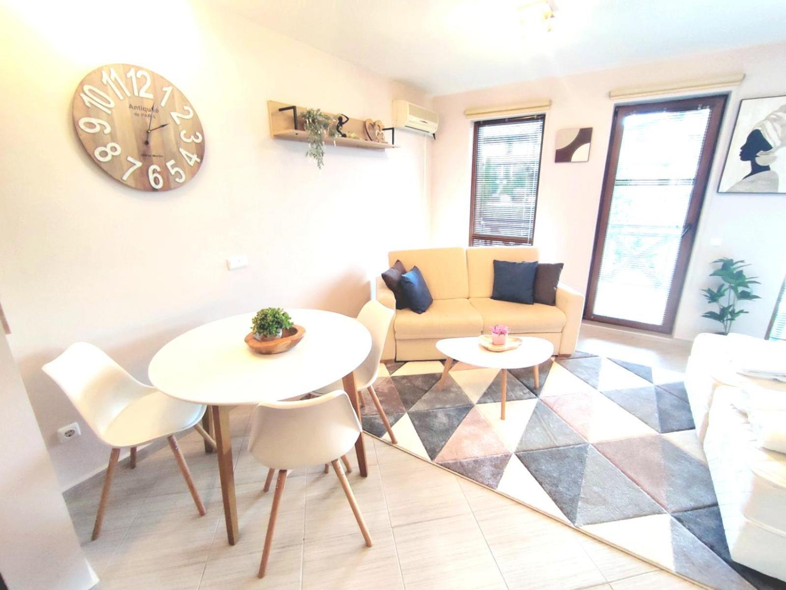 Spacious Luxury With Mountain View - Available