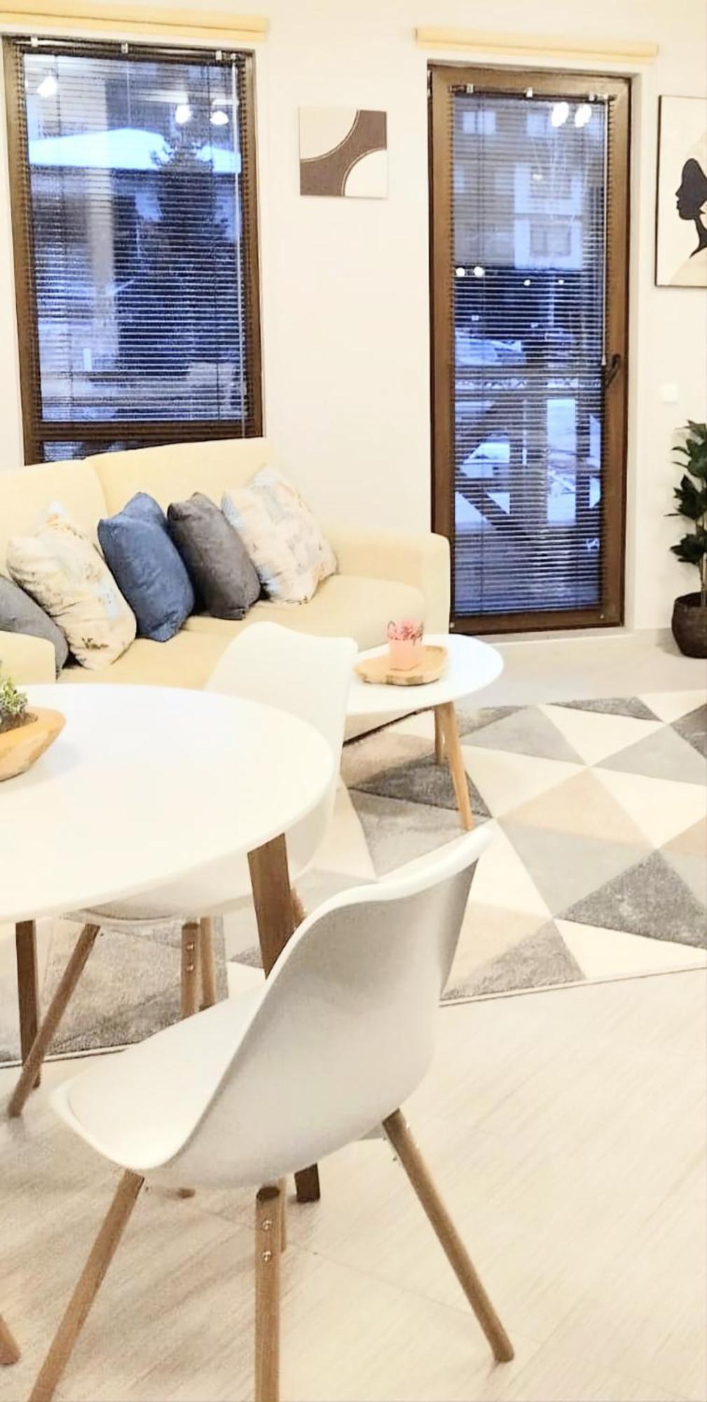 Apartment Spacious Luxury With Mountain View - Available