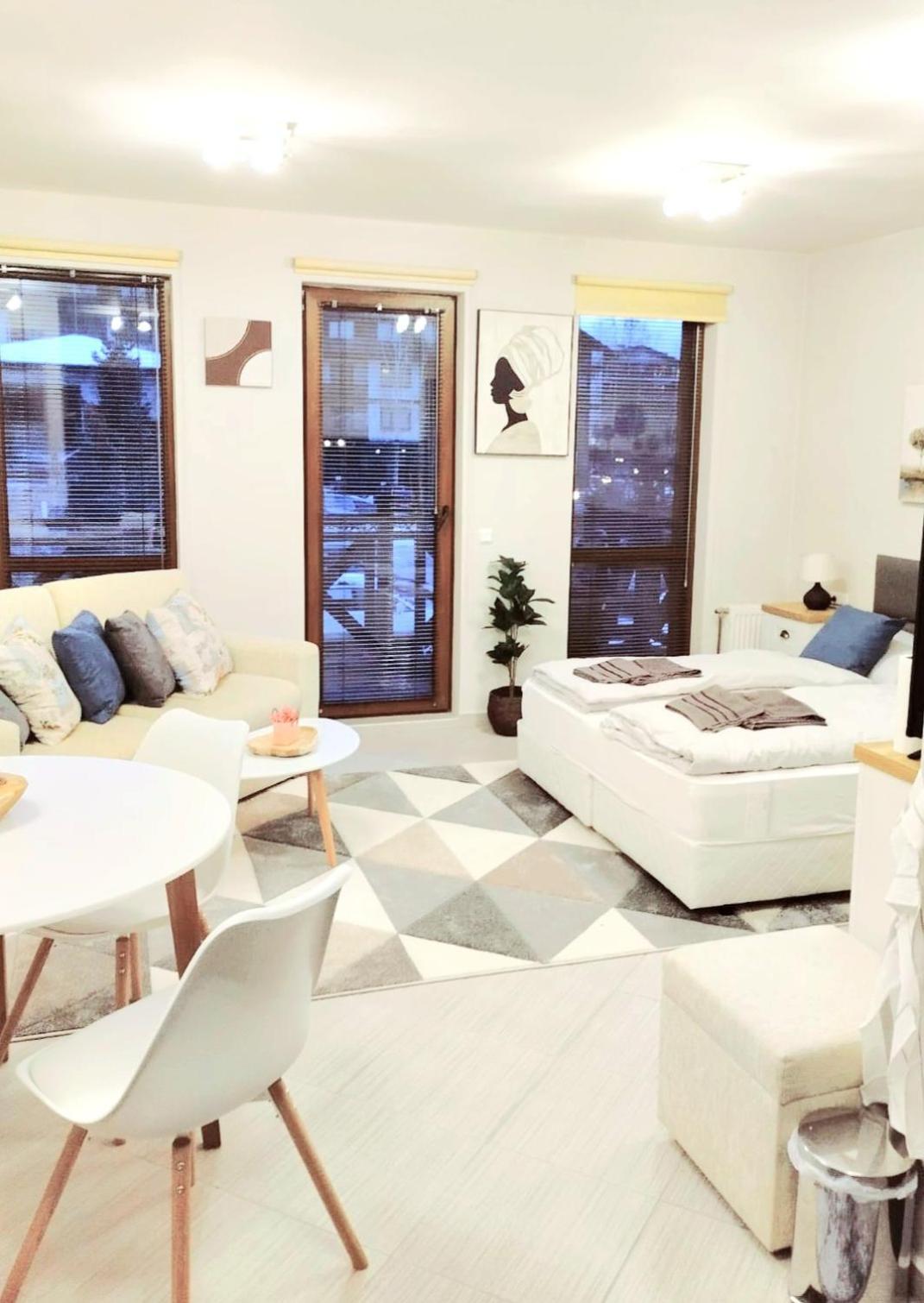 Spacious Luxury With Mountain View - Available